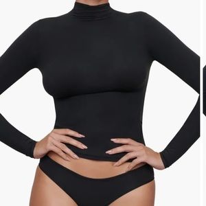 SKIMS Fits Everybody Funnel Neck Top Onyx M